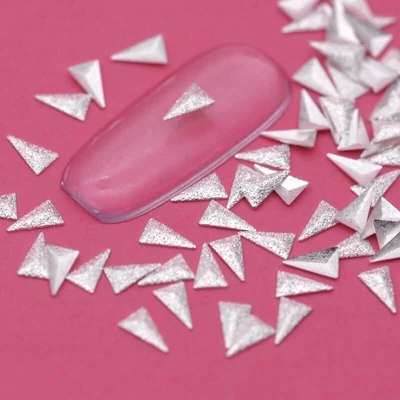 Szegecs körömdísz ezüst háromszög