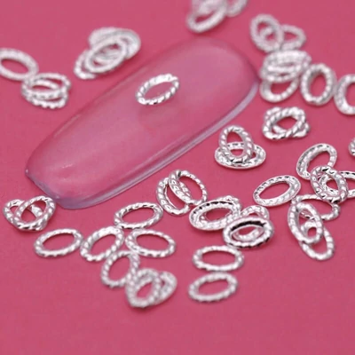 Szegecs körömdísz ezüst ovális, pöttyözött