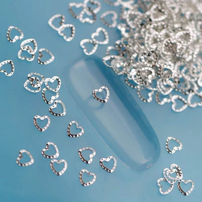 szegecs körömdísz szív formában ezüst színben