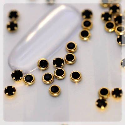 pávaszem szegecs körömdísz fekete színben