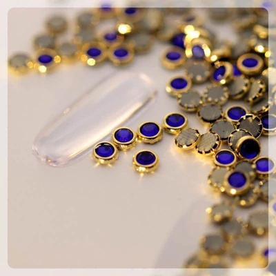 pávaszem szegecs körömdísz sötétkék színben