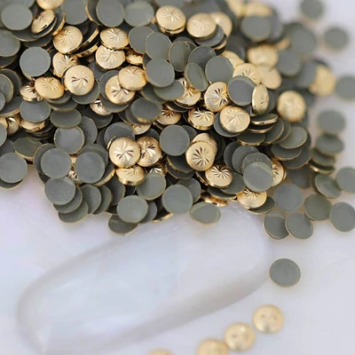 szegecs körömdísz gravírozott felülettel arany színben