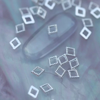 szegecs körömdísz ezüst rombusz