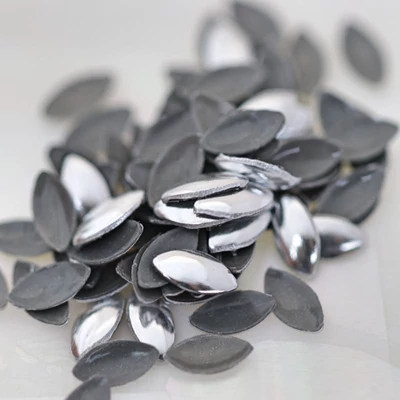 szegecs körömdísz zabszem formában ezüst színben