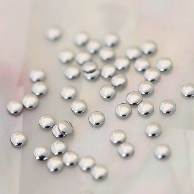 szegecs körömdísz kerek formában ezüst színben