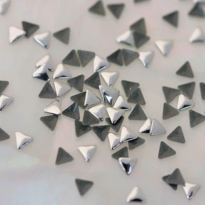 szegecs körömdísz háromszög formában ezüst színben
