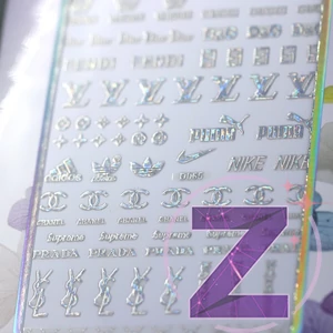 Kép 2/2 - körömmatrica 3D divatmarkak színjátszó