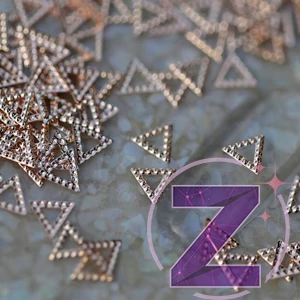 Kép 1/2 - szegecs körömdísz rose gold háromszög