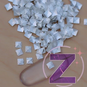 Kép 1/2 - szegecs körömdísz csillámos ezüst négyzet