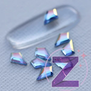 Kép 2/2 - strassz formakő Light Sapphire AB deltoid