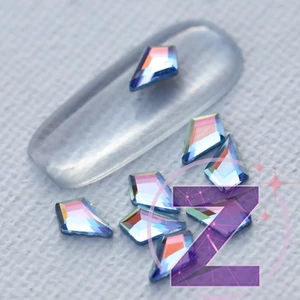 Kép 1/2 - strassz formakő Light Sapphire AB deltoid