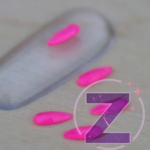 Kép 2/3 - csepp alakú formakő üveg körömdísz neon pink