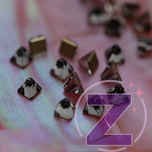 Kép 2/2 - strassz formakő black diamond színű piramis