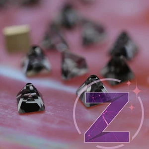 Kép 1/2 - strassz formakő black diamond színű piramis