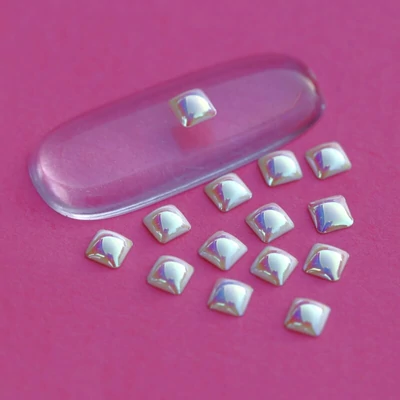 félgyöngy körömdísz négyzet formában színjátszó színben