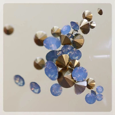 körömdekoráció opálos színű rivoli dísz