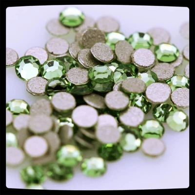 swarovski strasszkő ss3 méretben peridot színben swarovski strasszkő ss3 méretben peridot színben