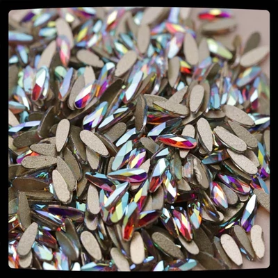 csepp alakú formakő színjátszó színben