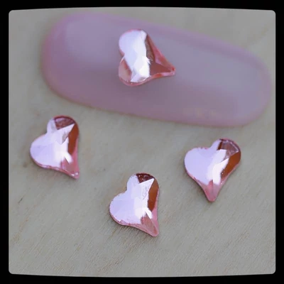 strassz formakő körömdísz szív alakban light rose színben strassz formakő körömdísz szív alakban light rose színben