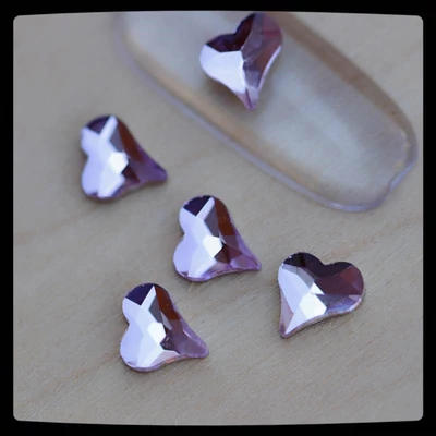strassz formakő körömdísz szív alakban light amethyst színben strassz formakő körömdísz szív alakban light amethyst színben