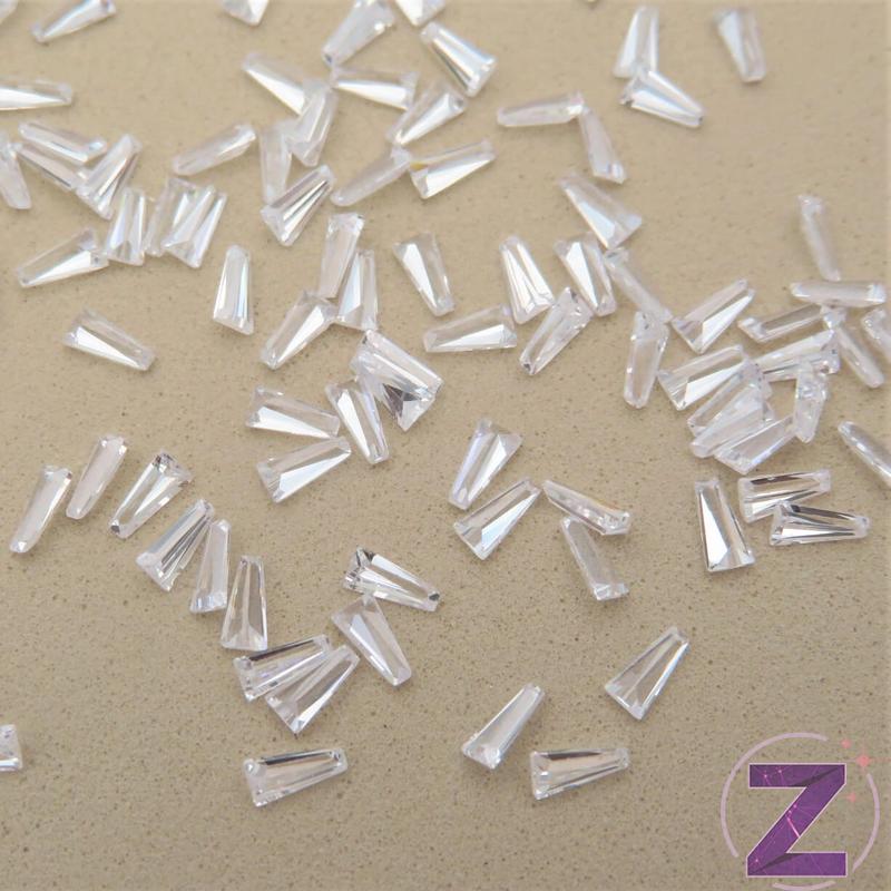 crkónia ékszerkő szögletes formában crystal színben