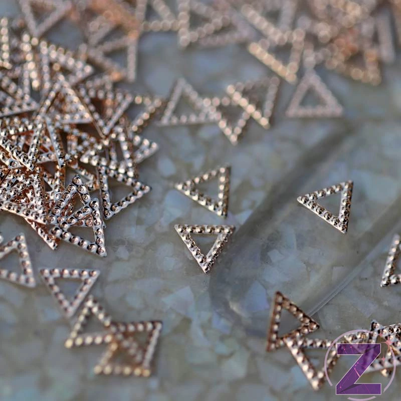 szegecs körömdísz rose gold háromszög