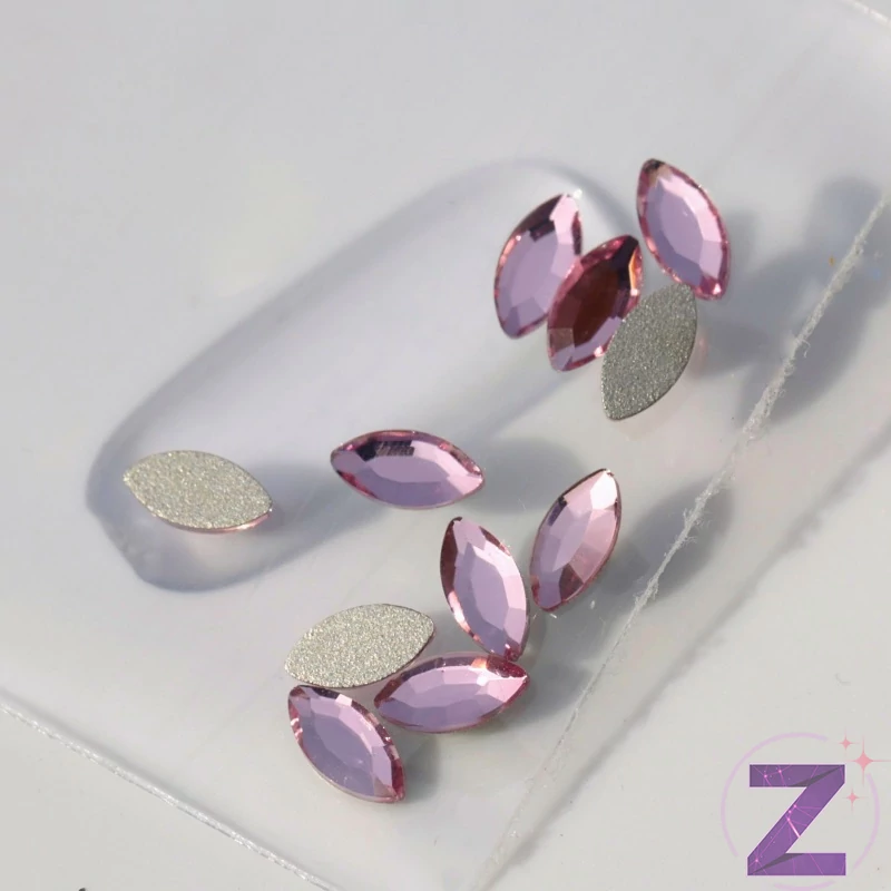 strassz formakő mini zabszem light rose