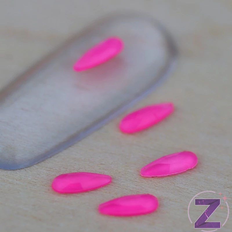 csepp alakú formakő üveg körömdísz neon pink