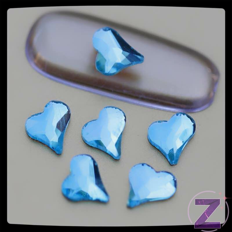 strassz formakő körömdísz szív alakban aquamarine színben