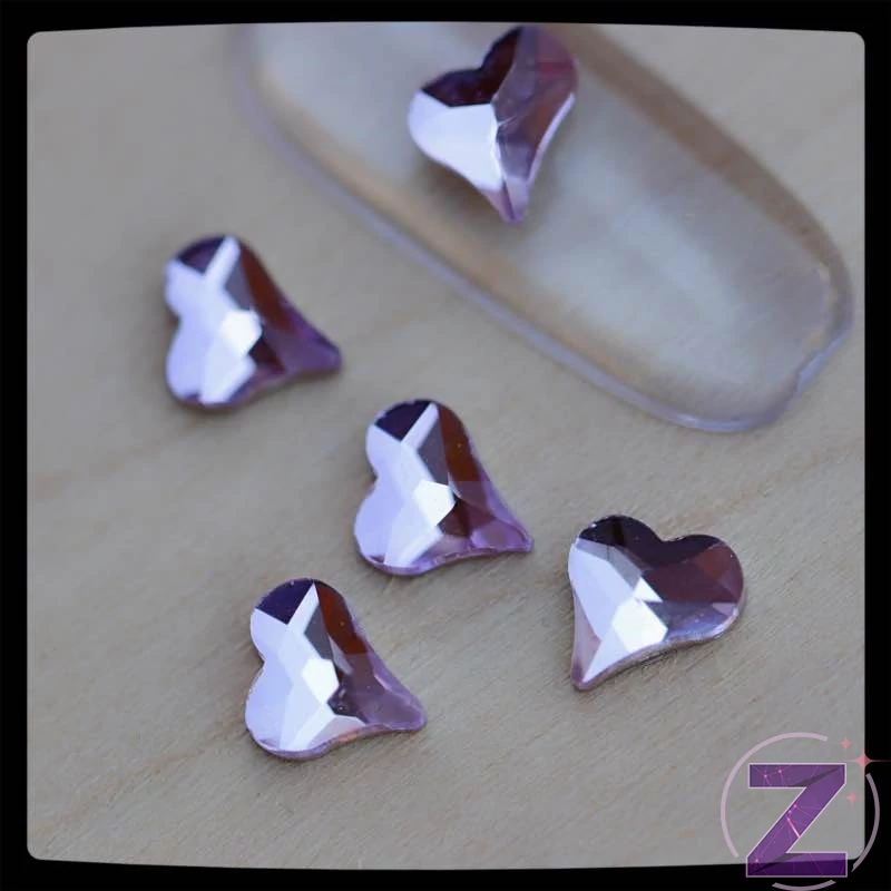 strassz formakő körömdísz szív alakban light amethyst színben