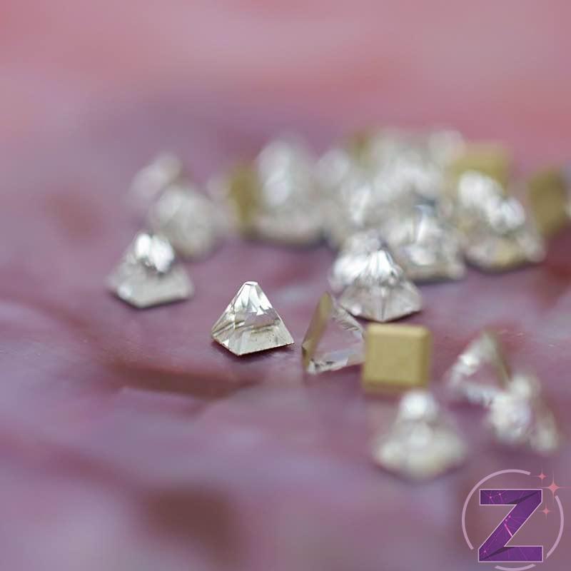 strassz formakő crystal színű piramis
