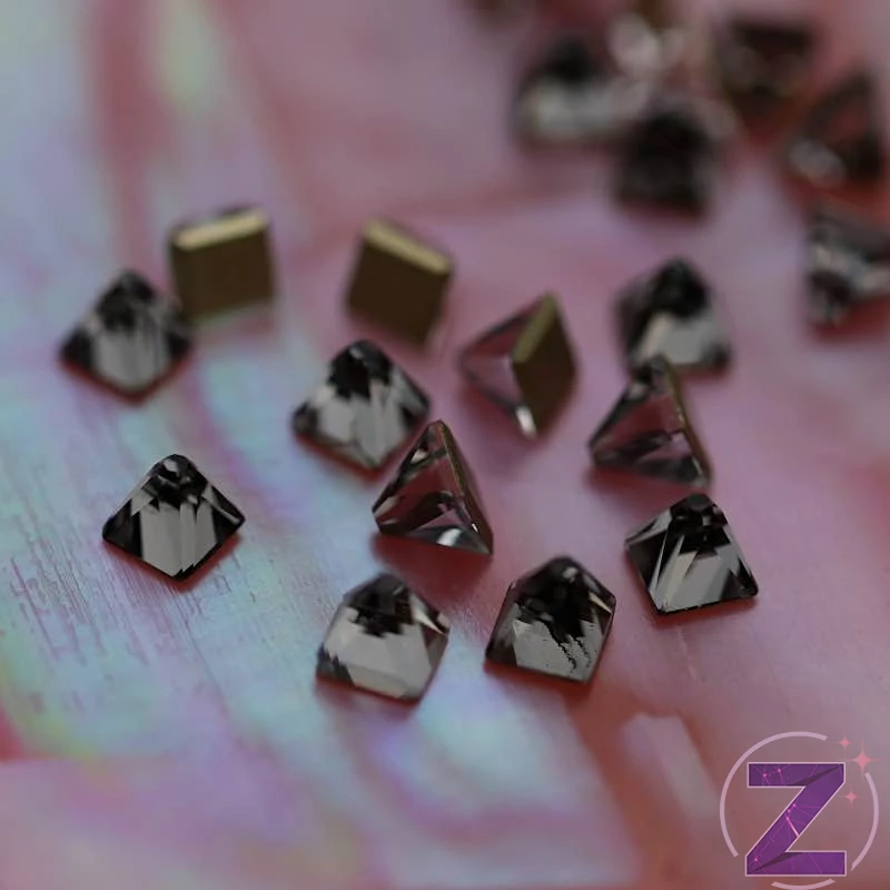 strassz formakő black diamond színű piramis