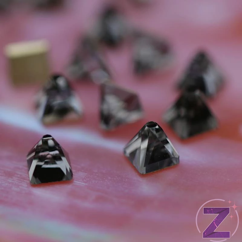 strassz formakő black diamond színű piramis